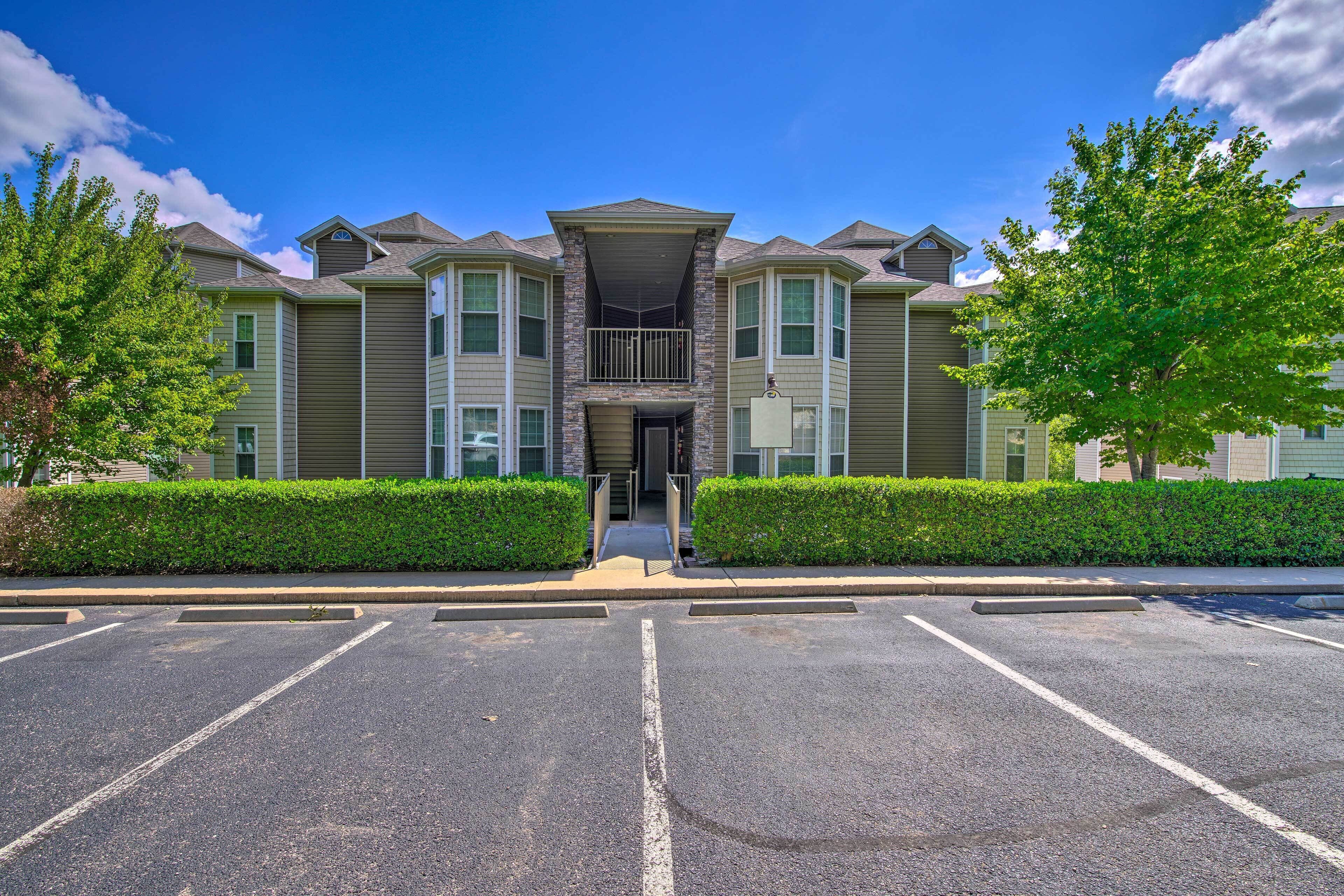 Bright Ozarks Condo w/ Balcony & Lake Views!