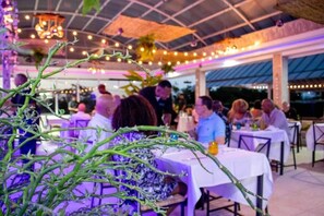 Outdoor dining - Modern, Secluded Property With an Infinity Pool and Extremely fast wifi (Sosúa)