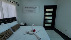 4 bedrooms, Egyptian cotton sheets, premium bedding, memory-foam beds - Modern, Secluded Property With an Infinity Pool and Extremely fast wifi (Sosúa)