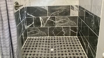 Douche, serviettes fournies, savon, papier de toilette