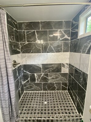 Dusche, Handtücher, Seife, Toilettenpapier
