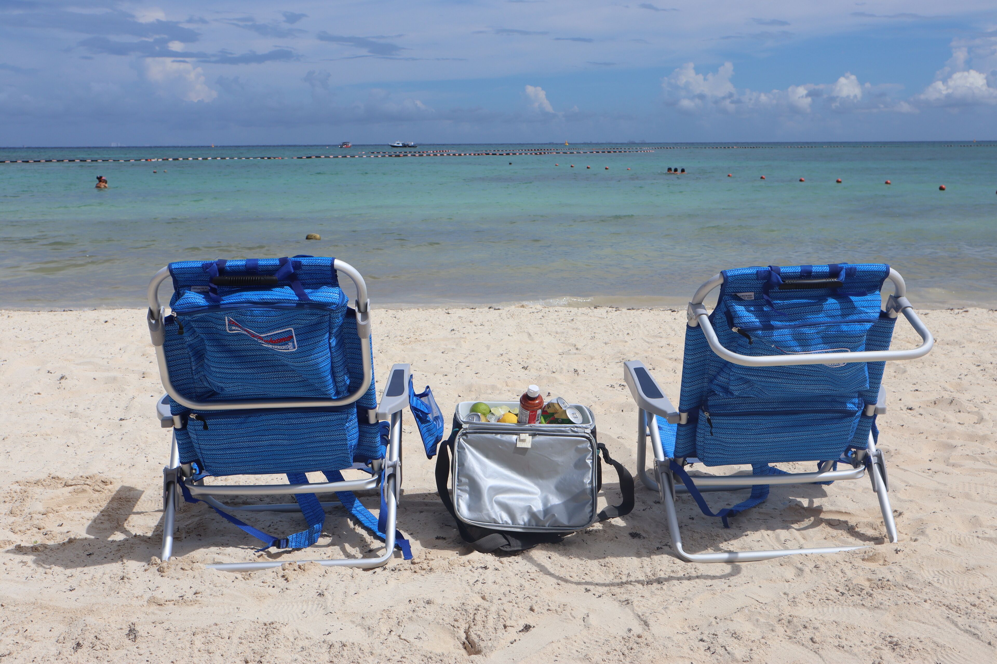 Plage à proximité, chaises longues, serviettes de plage