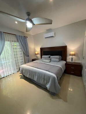 1 slaapkamer, een kluis op de kamer, een strijkplank/strijkijzer