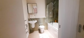 Bathroom - 2-bed Apartment Near City Centre (Salford)