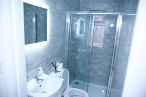 Apartemen | Kamar mandi | Shower, pengering rambut,  dan handuk