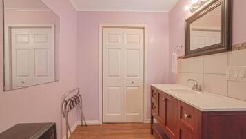 Rom, 1 kingsize-seng | Bad | Toalettartikler (inkludert) og håndklær