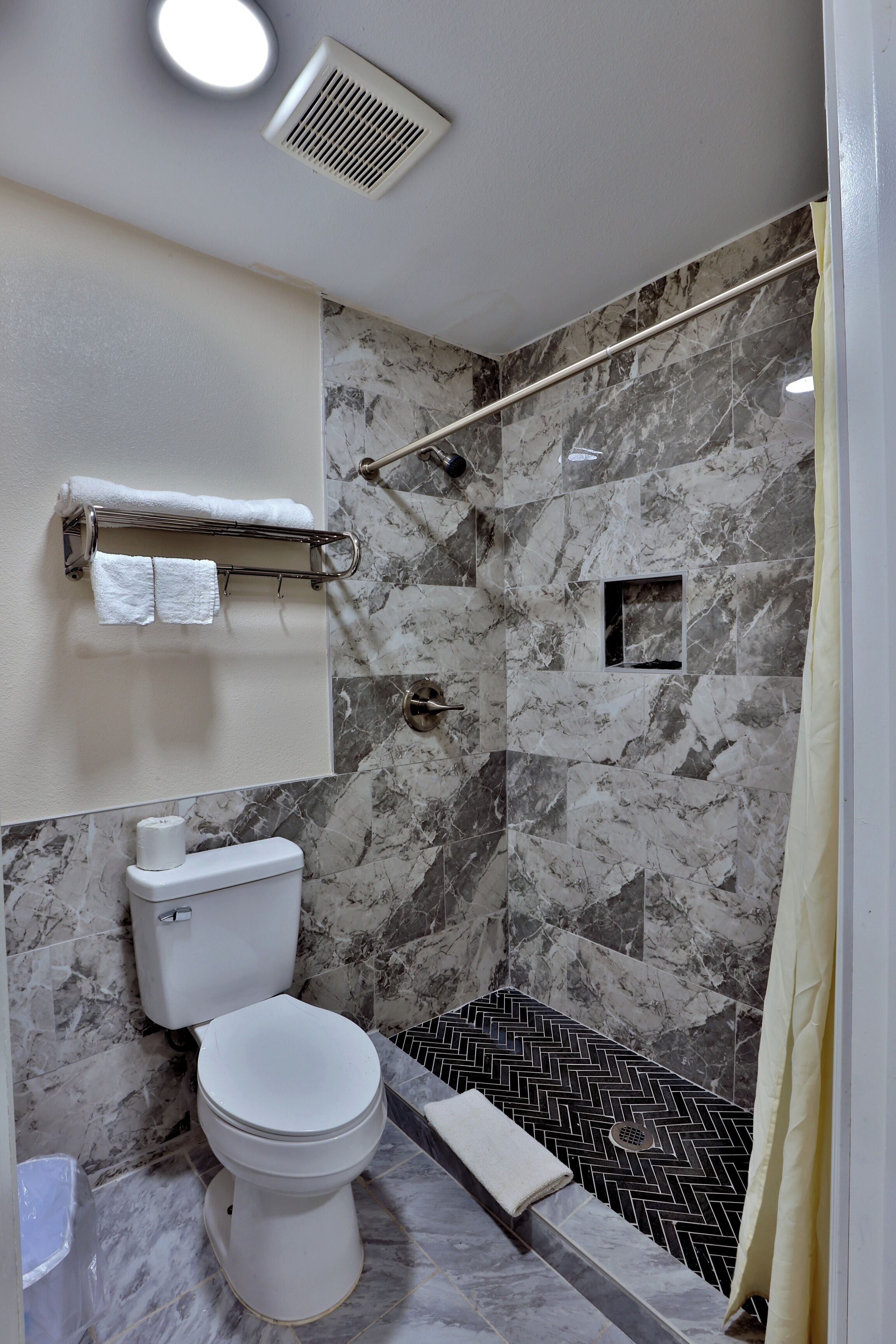 Kostenlose Toilettenartikel, Handtücher