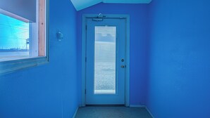 A hallway with a door, a window, and a view of the outside. - Monterrey Motel Padre Island, Corpus Christi By Oyo (Corpus Christi)