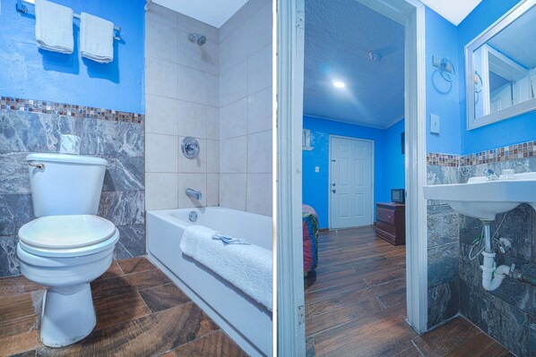 Room, 1 Queen Bed | Bathroom | Free toiletries, towels - Monterrey Motel Padre Island, Corpus Christi By Oyo (Corpus Christi)
