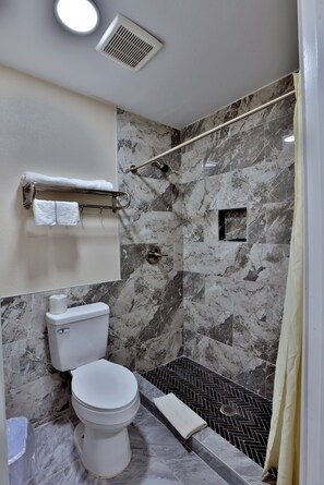 Zimmer, 1 Doppelbett | Badezimmer | Kostenlose Toilettenartikel, Handtücher