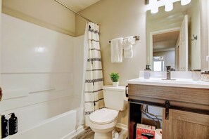 シャワー付き浴槽、ヘアドライヤー、タオル、石鹸