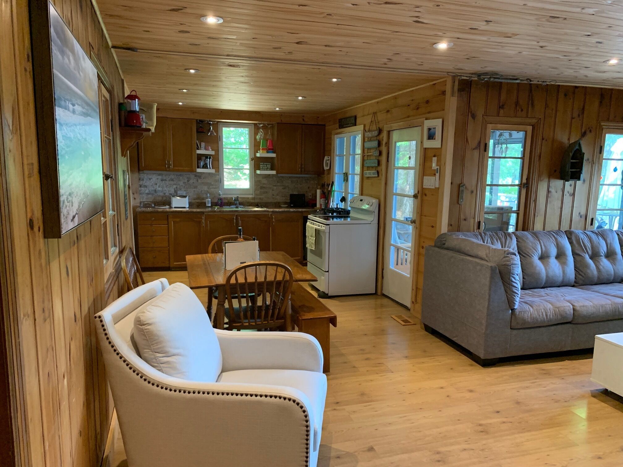 4 Bedroom Cottage on beautiful stretch of the Severn River west of sparrow lake.