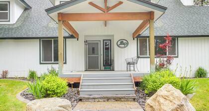 10 Mi to Silverwood: Secluded Getaway!