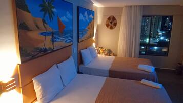 Apartamento conforto, 2 camas de casal, vista para o oceano | 1 quarto, roupas de cama antialérgicas, frigobar, cofres nos quartos