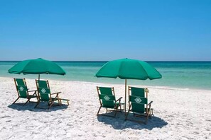 Vlak bij het strand, ligstoelen