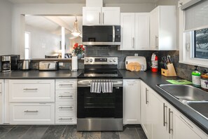 Kühlschrank, Mikrowelle, Herdplatte, Geschirrspüler