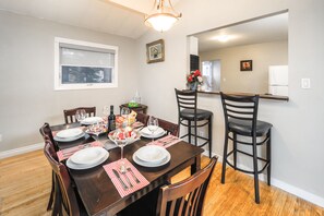 Dining - V@Home  Stylish 5BR/2BA Retreat, Central Location, Groups & Families (Calgary)