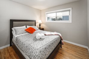 5 bedrooms, in-room safe, iron/ironing board, travel cot - V@Home  Stylish 5BR/2BA Retreat, Central Location, Groups & Families (Calgary)