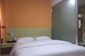 A hotel room with a bed, a bedside table, and a glass partition. - shangyoucsgy (Taishan)