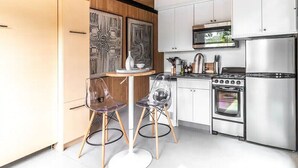 Signature Studio | Private kitchenette | Coffee/tea maker, fridge, microwave, oven - Blockhouse Life (Spokane)
