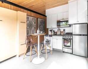 Signature Studio | Private kitchenette | Fridge, microwave, oven, stovetop