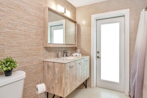 Badewanne, Haartrockner, Handtücher, Seife
