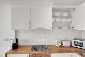 Réfrigérateur, four à micro-ondes, un four, surface de cuisson