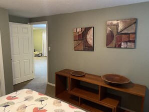 2 habitaciones, escritorio, tabla de planchar con plancha y wifi gratis 