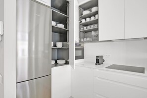 Fridge, microwave, oven, stovetop - Amazing Chueca 1BR, in the heart of Madrid, by Blueground (Madrid)
