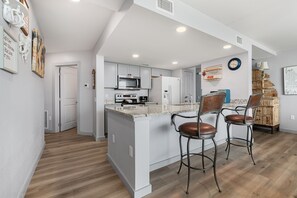 Réfrigérateur, four à micro-ondes, un four, surface de cuisson