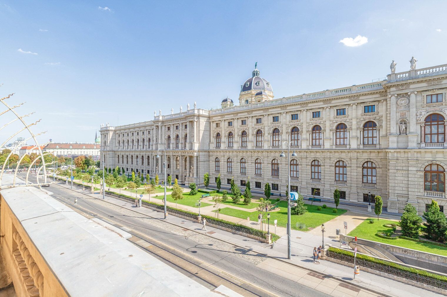 Ein großes, historisches Gebäude mit einer symmetrischen Fassade, zahlreichen Fenstern und einer zentralen Kuppel.