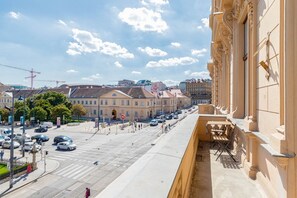 Property grounds - Chic Innere Stadt 2BR w/ Elevator, Best Location in Vienna, by Blueground (Vienna)