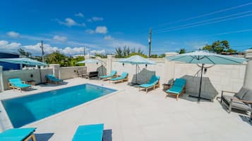 Outdoor pool, pool umbrellas, sun loungers