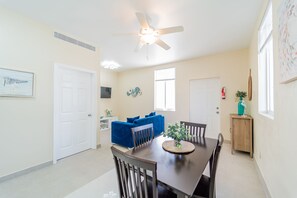 Living area - Le Bleu Bed and Breakfast (Providenciales)