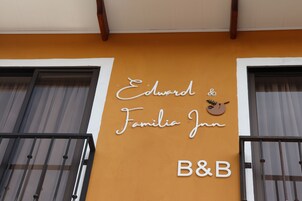 Un edificio con un cartel que dice 