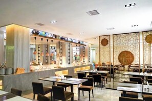 A restaurant with a bar area, tables, and chairs arranged for dining. - Longhushan Daoyuan Villa (Guixi)