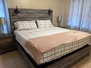 4 slaapkamers, een strijkplank/strijkijzer, gratis wifi, beddengoed