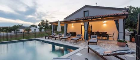 UppvÀrmd pool