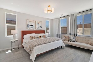 3 soverom, skrivebord, strykejern/-brett og reiseseng for barn