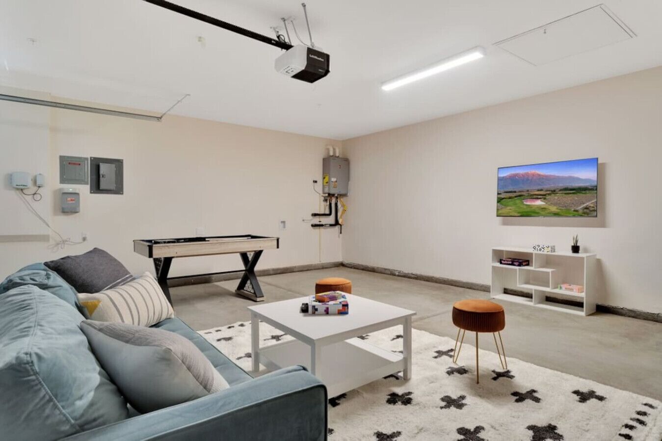 Smart-TV, peis, bordtennis og bøker