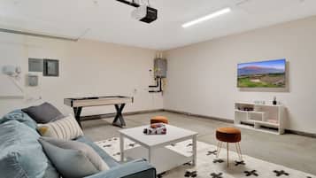 Smart TV, chimenea, tenis de mesa y libros