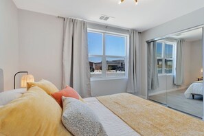 3 dormitorios, escritorio, tabla de planchar con plancha y cuna de viaje