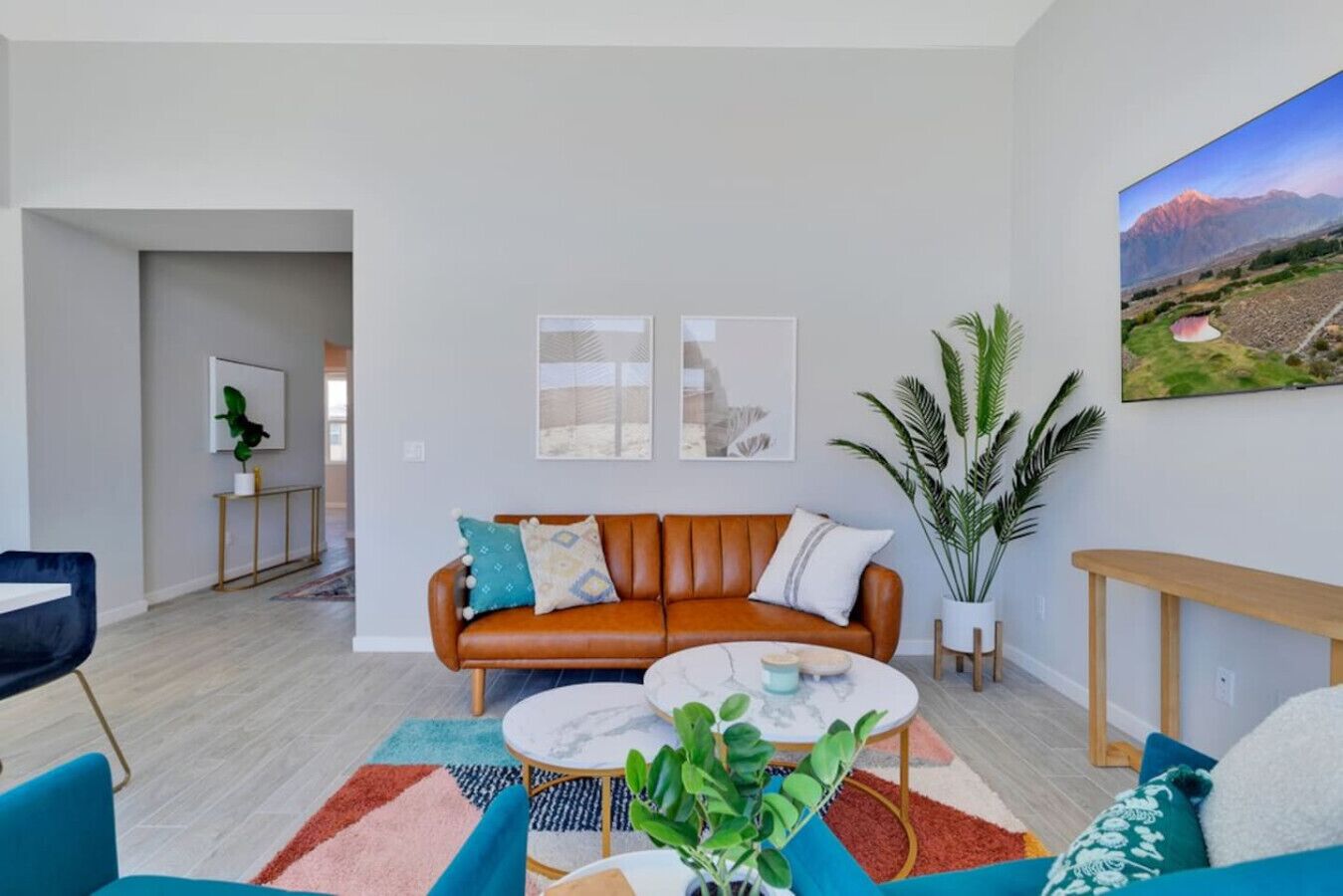 Älytelevisio, takka, pöytätennispöytä, kirjoja