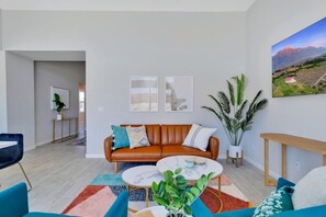 TV connectée, cheminée, table de tennis de table, livres