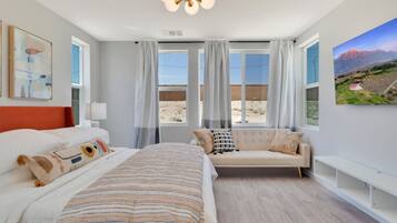 3 bedrooms, desk, iron/ironing board, travel cot