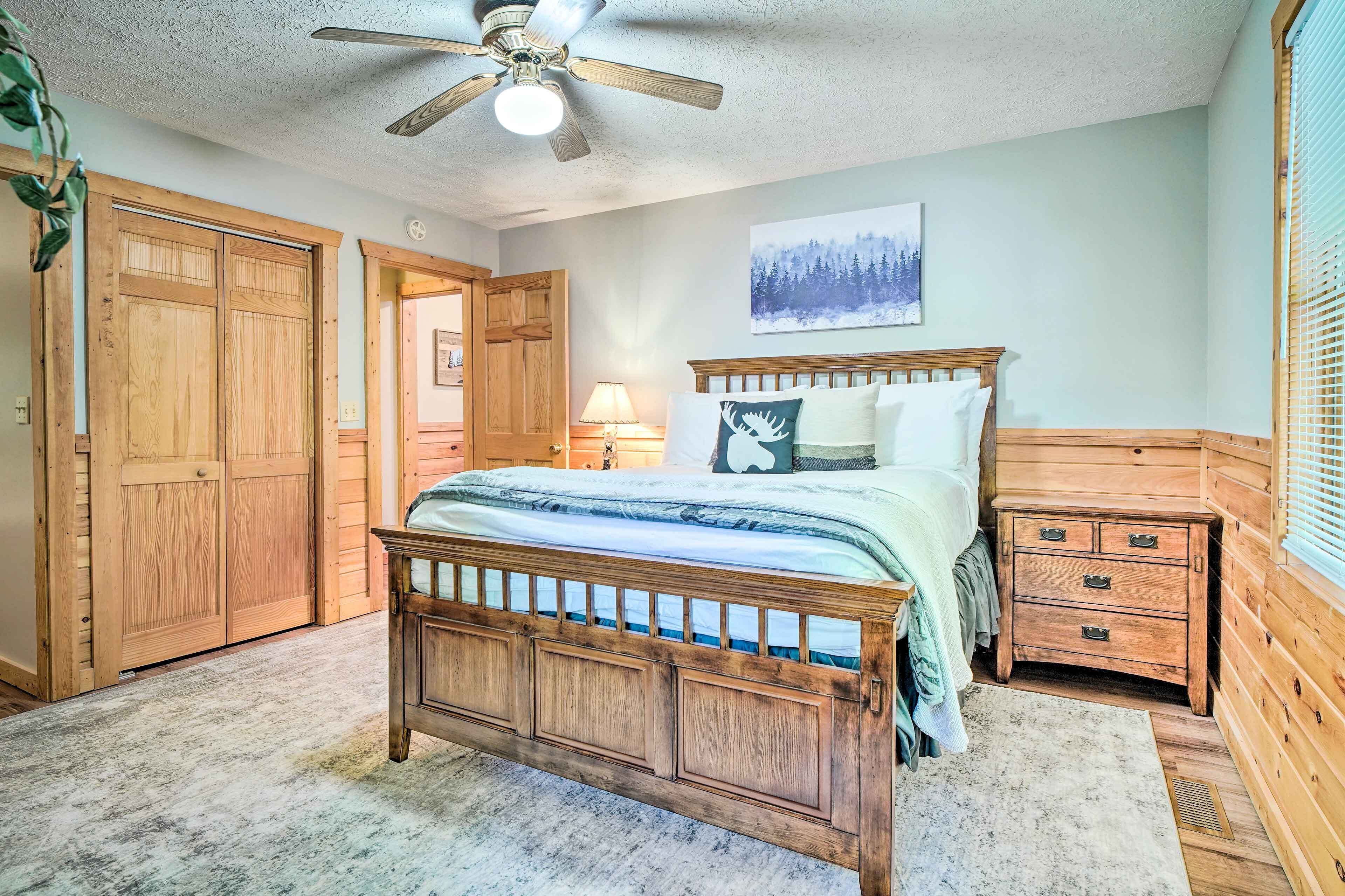 Family Cabin w/ Decks & Pool Access!