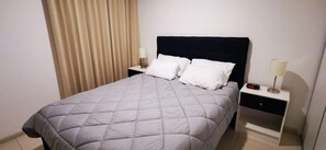 2 habitaciones, escritorio, tabla de planchar con plancha y wifi gratis