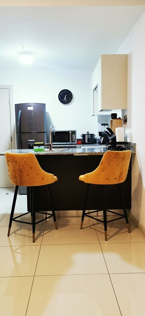 Micro-ondes, four, plaque de cuisson, cafetière/bouilloire