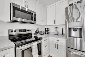 Køleskab, mikrobølgeovn, ovn, kogeplade