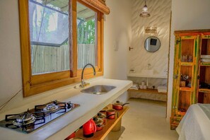 Standard Studio | Private kitchen | Cookware/dishes/utensils - Pousada Vila Mangaba (Porto Seguro)